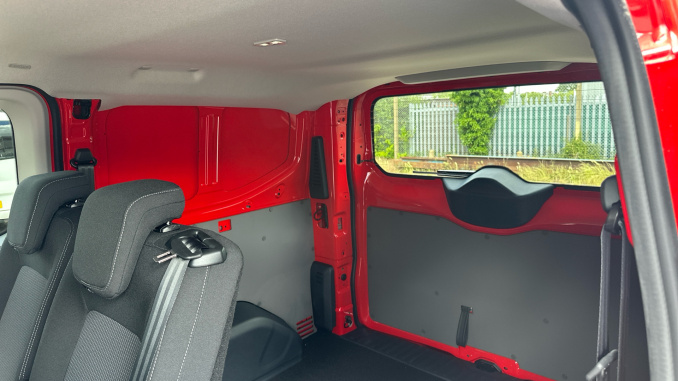 Volkswagen Transporter T32 Swb Diesel 2.0 TDI 170 Commerce Pro Kombi Van Auto [5 Plus] - Image 17